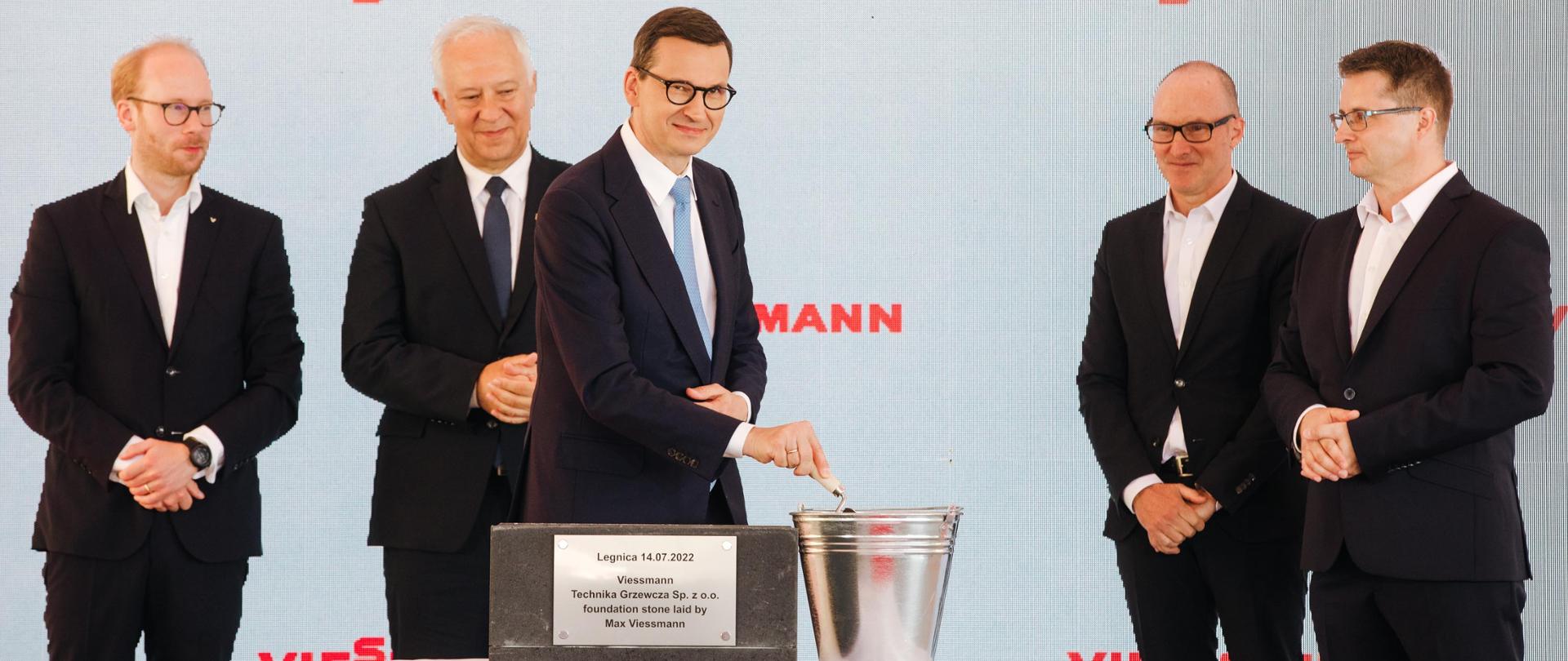 Premier Mateusz Morawiecki podczas uroczystości wkopania kamienia węgielnego pod budowę nowej fabryki pomp w Legnicy.