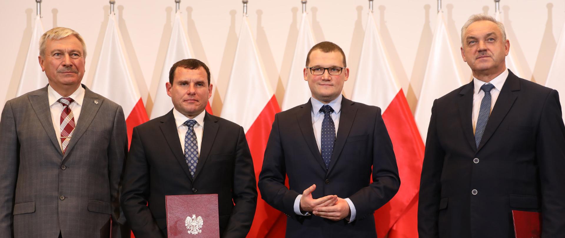 Wspólne zdjęcie wiceministra Pawła Szefernakera i wójtów miejscowości Piątek, Klimontów i Lututów.