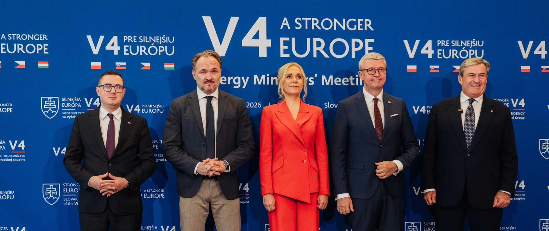 Ministrowie Energii V4 oraz Komisarz Dan Jørgensen stoją, pozuja do wspólnego zdjęcia