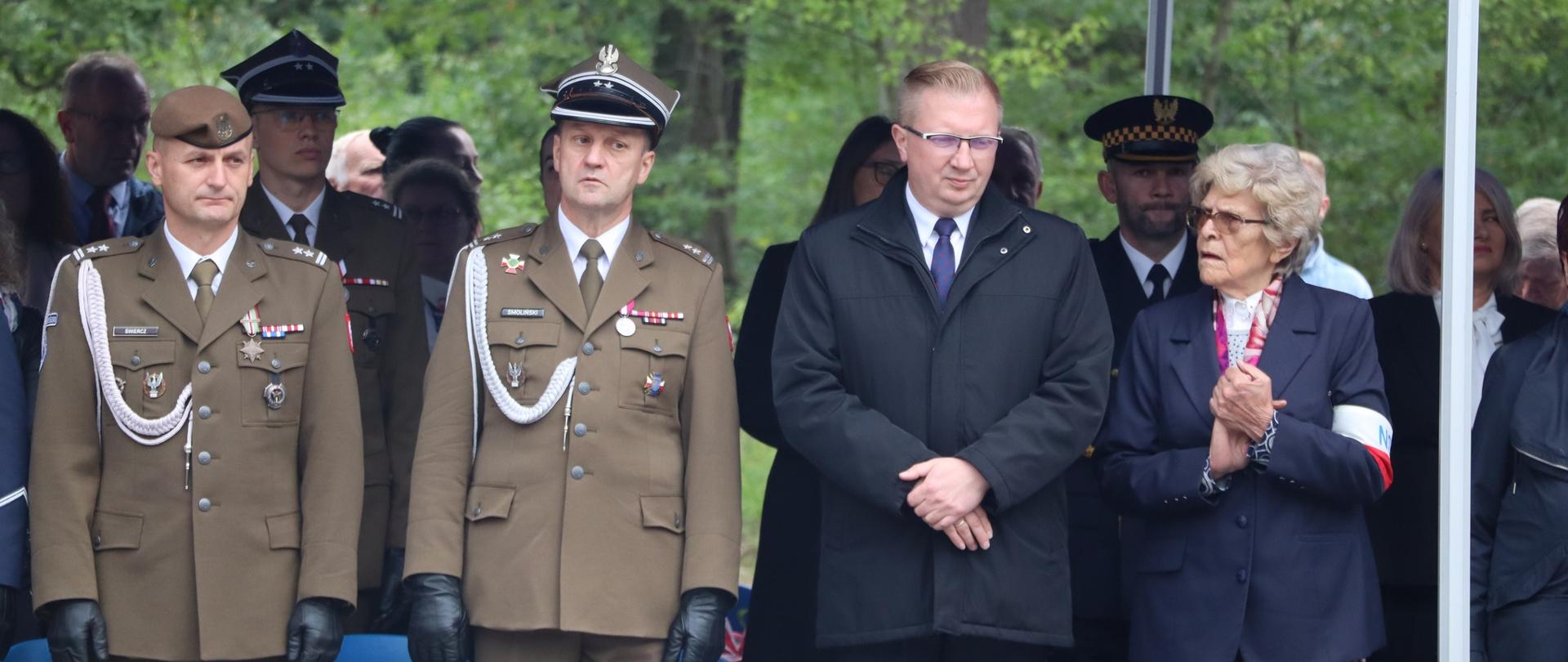 Wicewojewoda opolski w towarzystwie pani Alicji Flame i dwóch oficerów