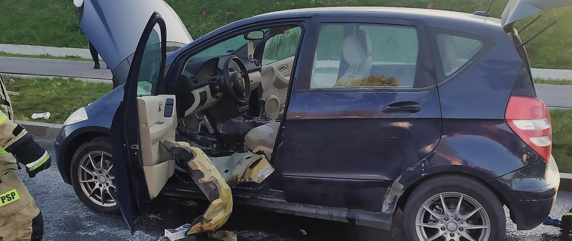 Zdjęcie przedstawia zniszczony w wyniku pożaru samochód.