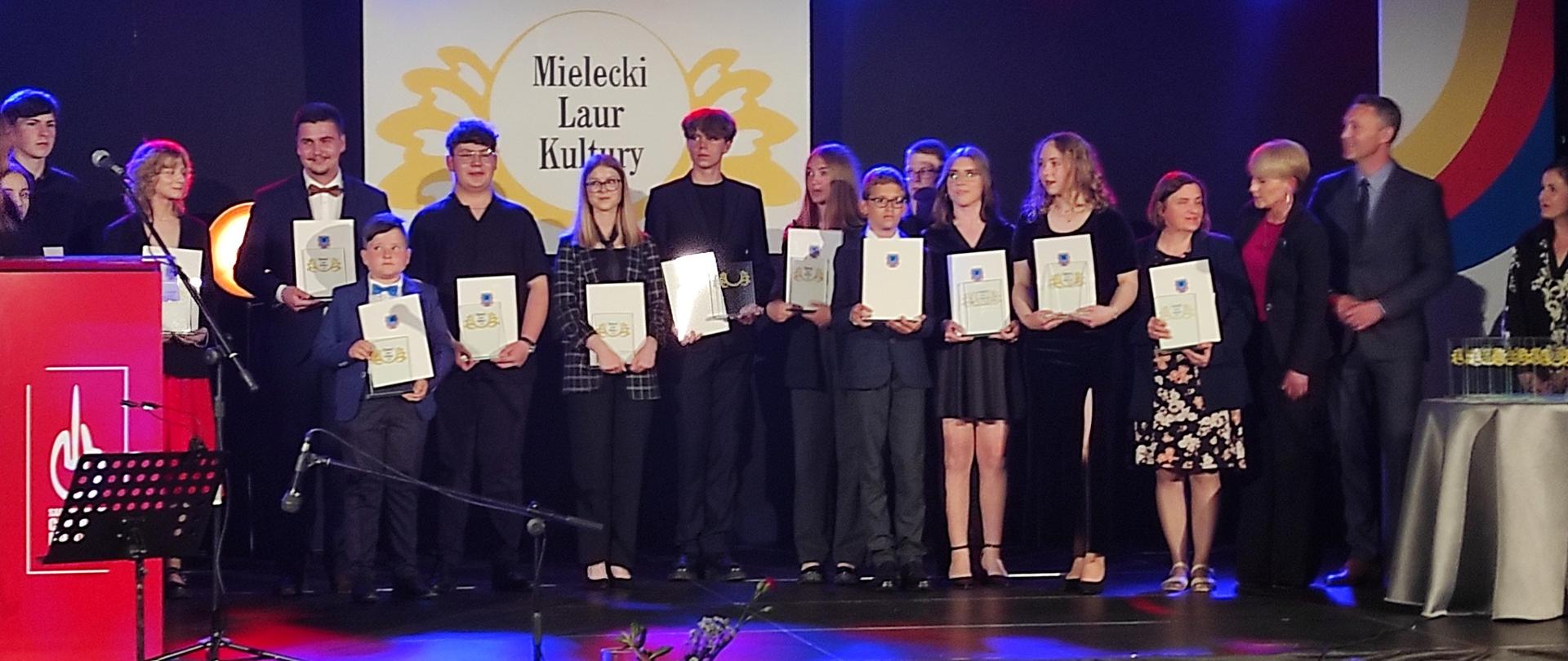 laureaci mieleckiego Laura Kultury na scenie w sali nr 1 DK SCK Mielec