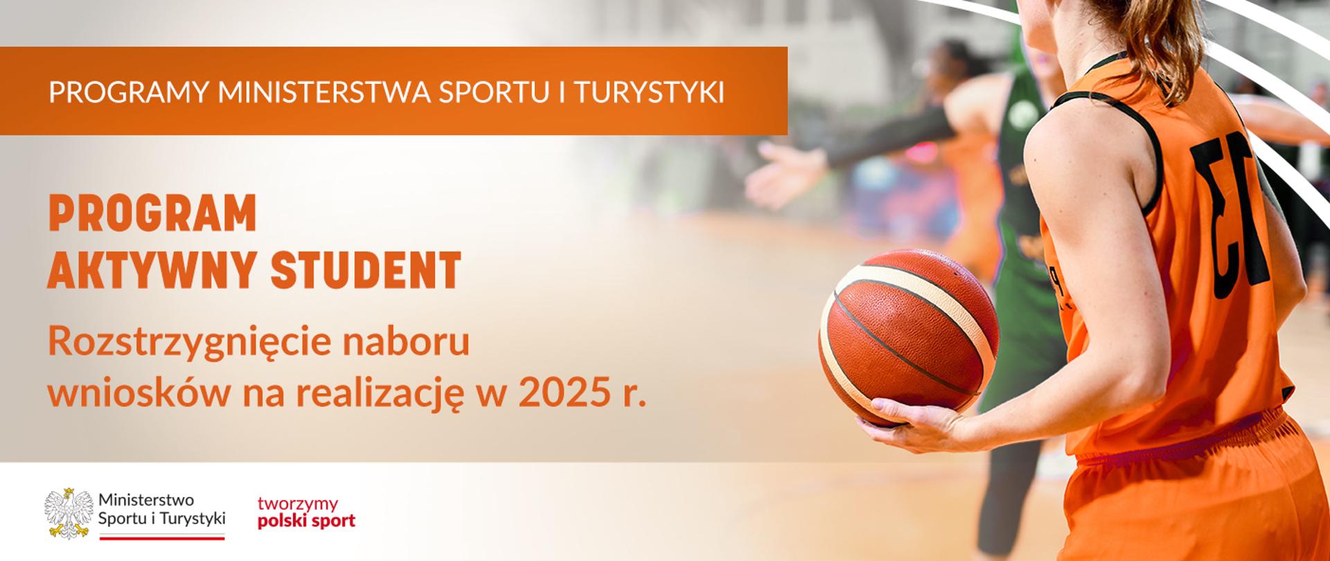 Grafika z dużym napisem w lewym górnym rogu: "Programy Ministerstwa Sportu i Turystyki", poniżej informacja o rozstrzygnięciu naboru wniosków na realizację w 2025 r. Programu Aktywny Student. W lewym dolnym rogu logo MSiT oraz hasło tworzymy polski sport. Z prawej strony kobieta z piłką do koszykówki.