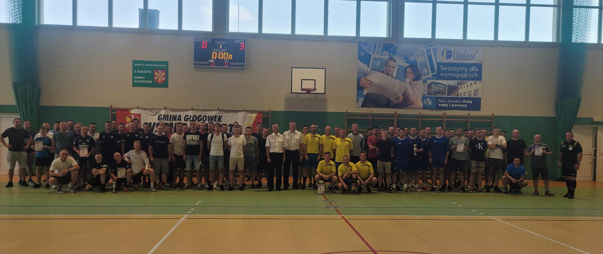 Wspólne zdjęcie uczestników Wojewódzkiego Turnieju Halowej Piłki Nożnej o Puchar Opolskiego Komendanta Wojewódzkiego Państwowej Straży Pożarnej.