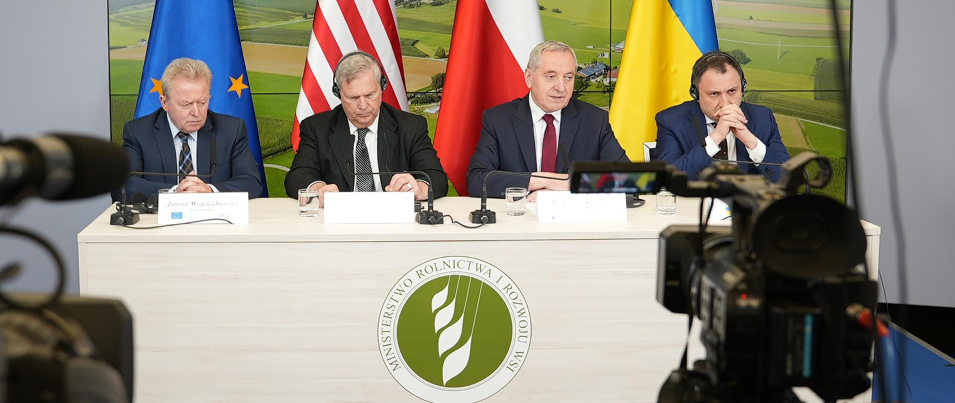 Wicepremier, minister rolnictwa i rozwoju wsi Henryk Kowalczyk, minister polityki rolnej i żywności Ukrainy Mykoła Solskyi, sekretarz rolnictwa USA Toma Vilsack oraz komisarz UE ds. rolnictwa Janusz Wojciechowski.