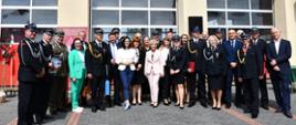 Zdjęcie przedstawia odzanaczonych i awansowanych strażakó oraz zaproszonych na uroczystość gości