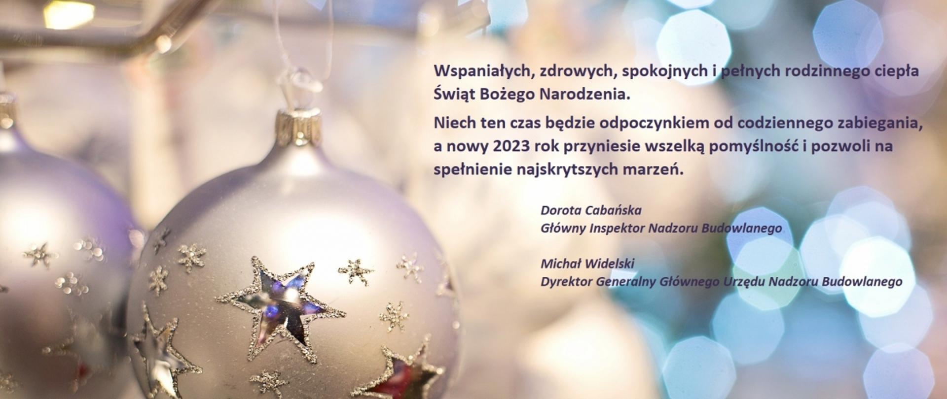 Srebrne bombki z gwiazdkami na tle świateł, po prawej stronie świąteczne życzenia w języku polskim od przedstawicieli GUNB.
