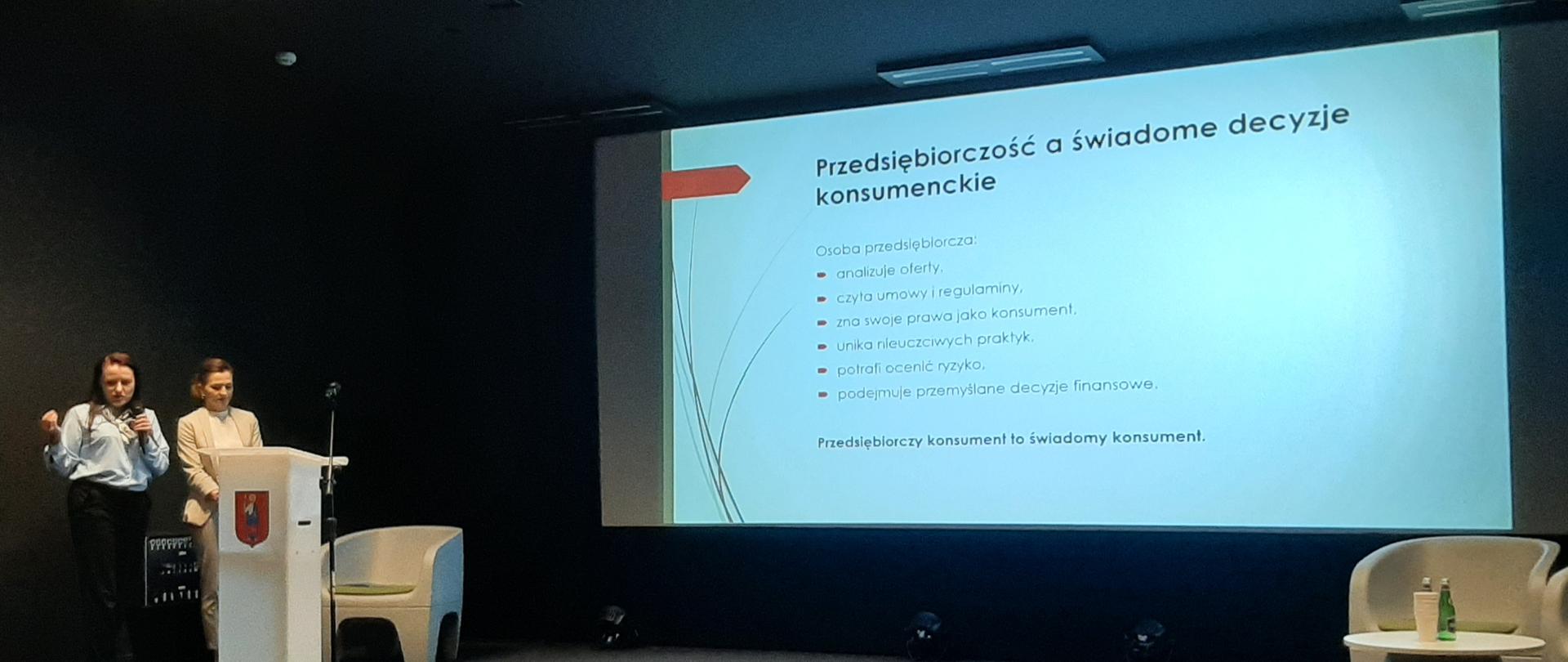 zdjęcie, prezentacja na ekranie projekcyjnym