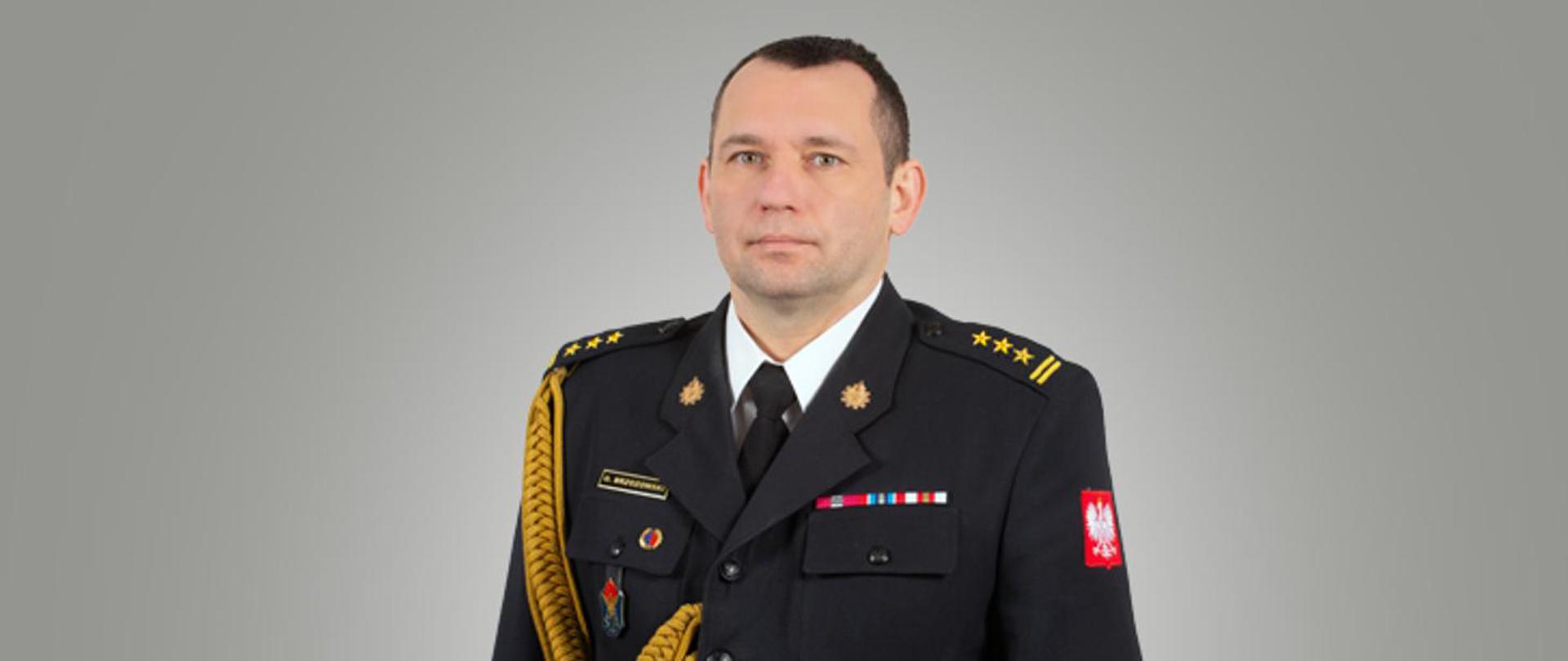 Zastępca Opolskiego Komendanta Wojewódzkiego PSP st. bryg. Grzegorz BRZOZOWSKI w mundurze galowym
