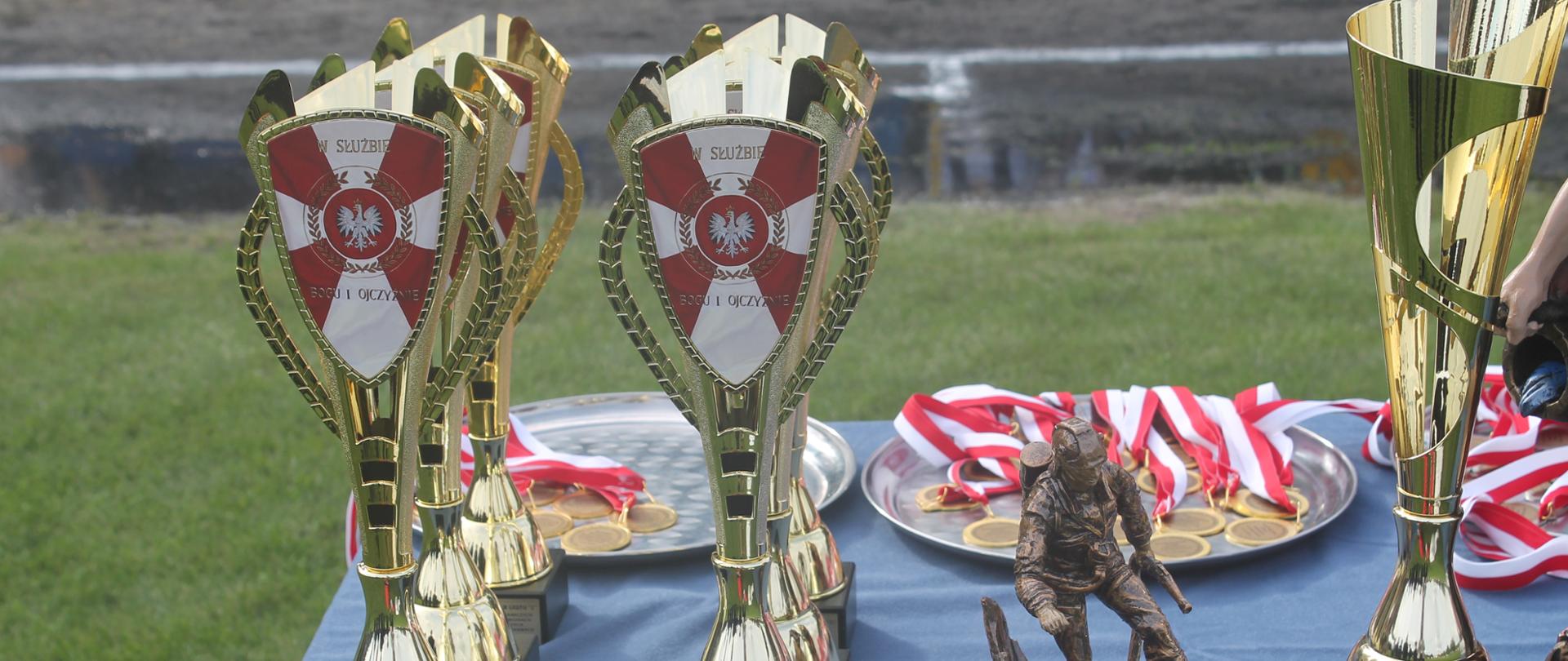 Zdjęcie przedstawia nagrody 