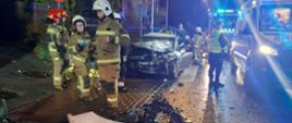 Rozbity samochód osobowy i strażacy