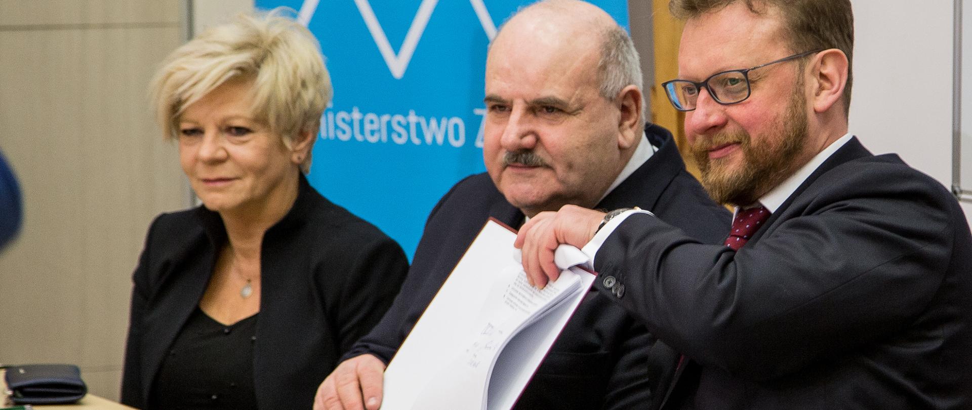 Minister zdrowia Łukasz Szumowski prezentuje podpisaną umowę na modernizację Uniwersyteckiego Szpitala Klinicznego im. WAM – Centralny Szpital Weteranów w Łodzi.