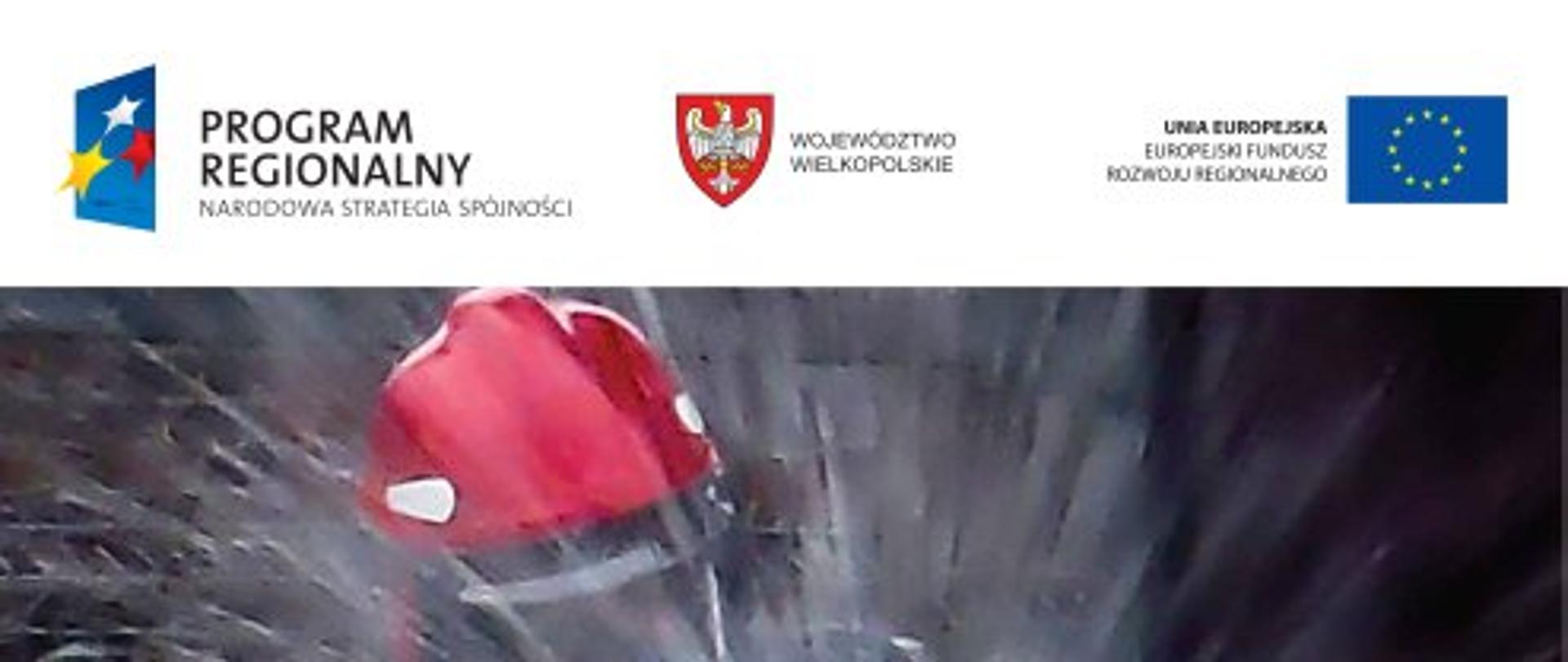 strażak w hełmie i rozproszoy strumień wody