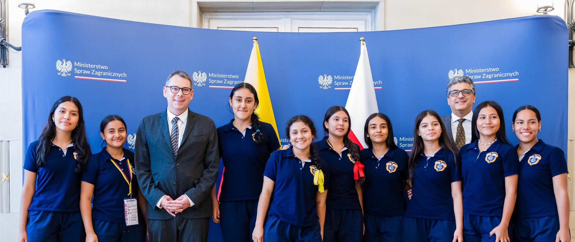 Podsekretarz Stanu Jakub Wiśniewski z ambasadorem Assadem Jaterą Peñą i kolumbijskimi siatkarkami 