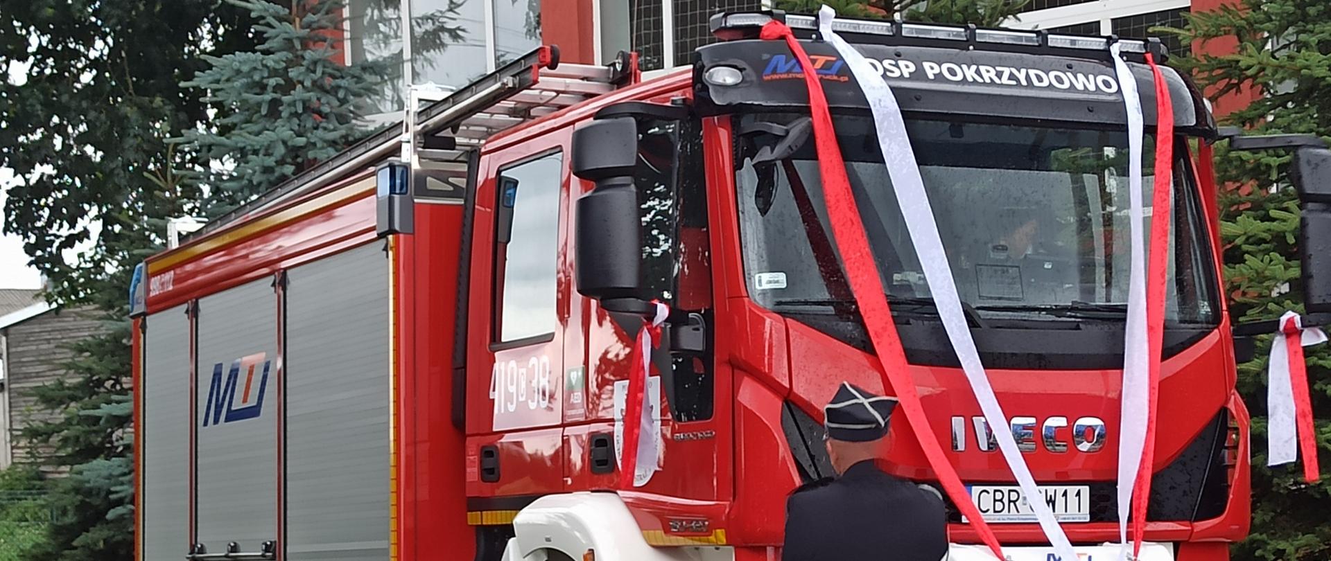 Zdjęcie przedstawia nowy samochód pożarniczy OSP Pokrzydowo