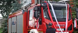 Zdjęcie przedstawia nowy samochód pożarniczy OSP Pokrzydowo