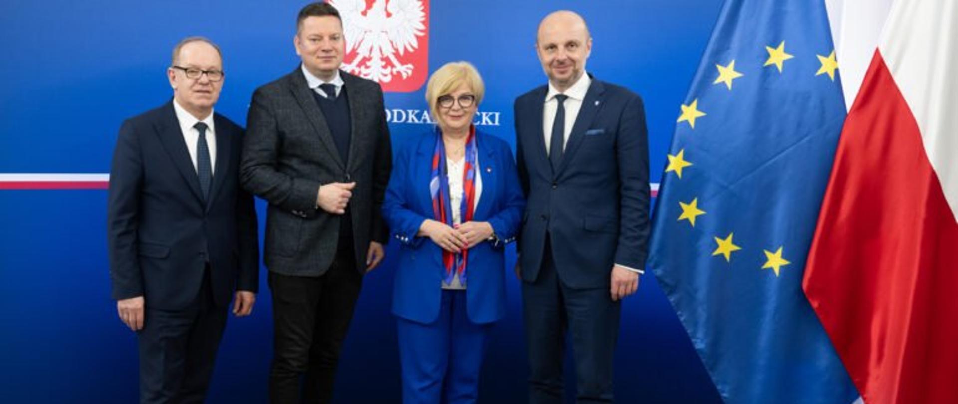 Od lewej wicewojewoda podkarpacki Wiesław Buż, wiceminister infrastruktury Przemysław Koperski, wojewoda podkarpacki Teresa Kubas-Hul i prezydent Rzeszowa Konrad Fijołek