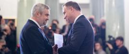Prezydent A. Duda wręcza ministrowi J. K. Ardanowskiemu akt powołania