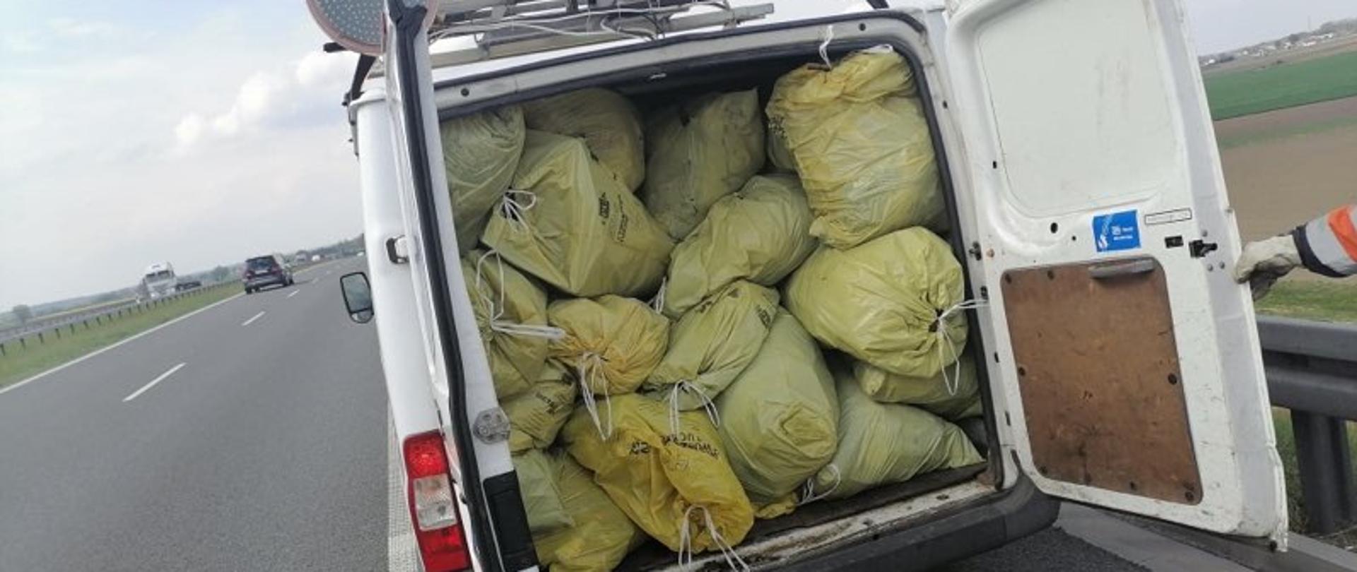 Droga ekspresowa S5, Rejon Wołów - pojazd służby drogowej wypełniony zebranymi śmieciami