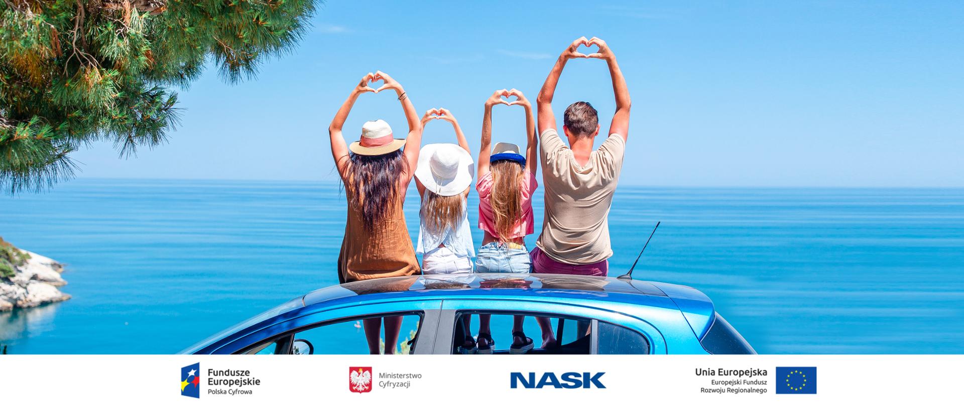 Czteroosobowa rodzina (mama, tata i dwie córki) siedzą tyłem na dachu samochodu z wyciągniętymi do góry rękoma. Dłonie układają w kształt serca. W tle morze.