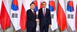 Uścisk dłoni premiera oraz prezydenta Korei.