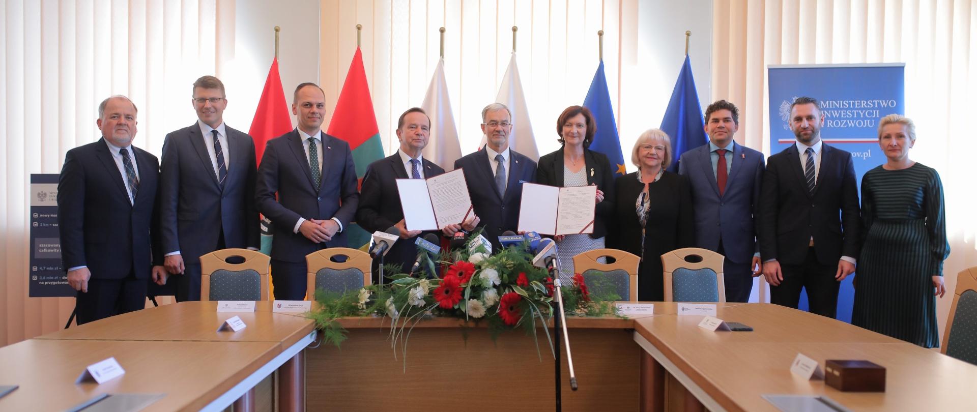 uczestnicy spotkania prezentują pozytywną opinię o dofinansowaniu budowy mostu w Stalowej Woli 