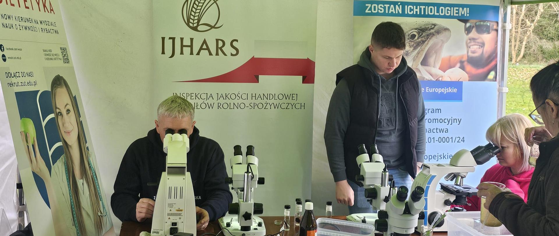 Stoisko w Przelewicach, w tle logo IJHARS