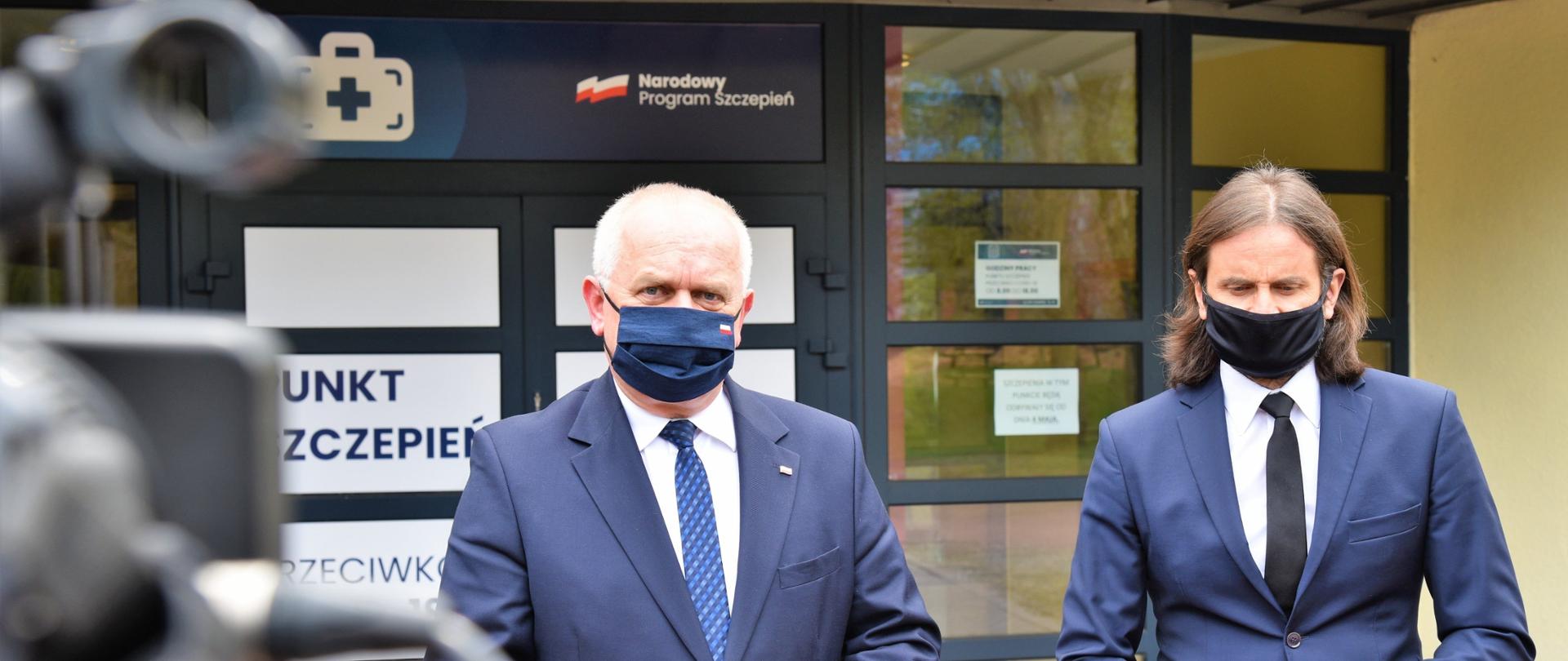 Wojewoda z dyrektorem NFZ przed nowym punktem szczepień