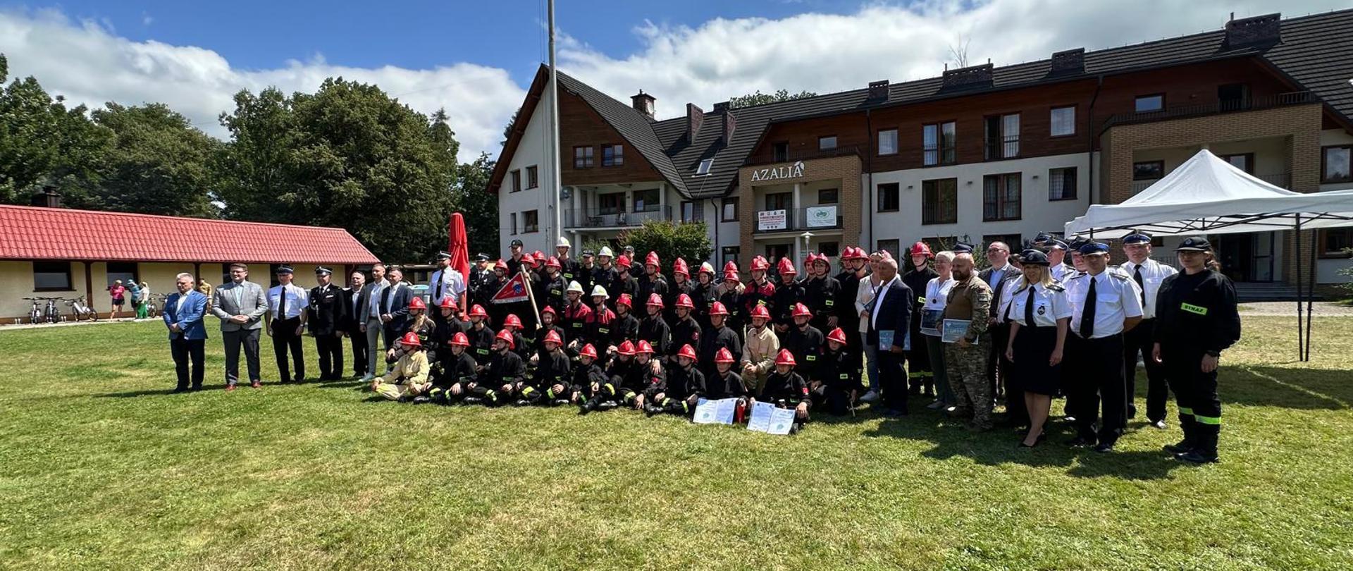 Uczestnicy obozu wraz z kadrą oraz zaproszonymi gośćmi.