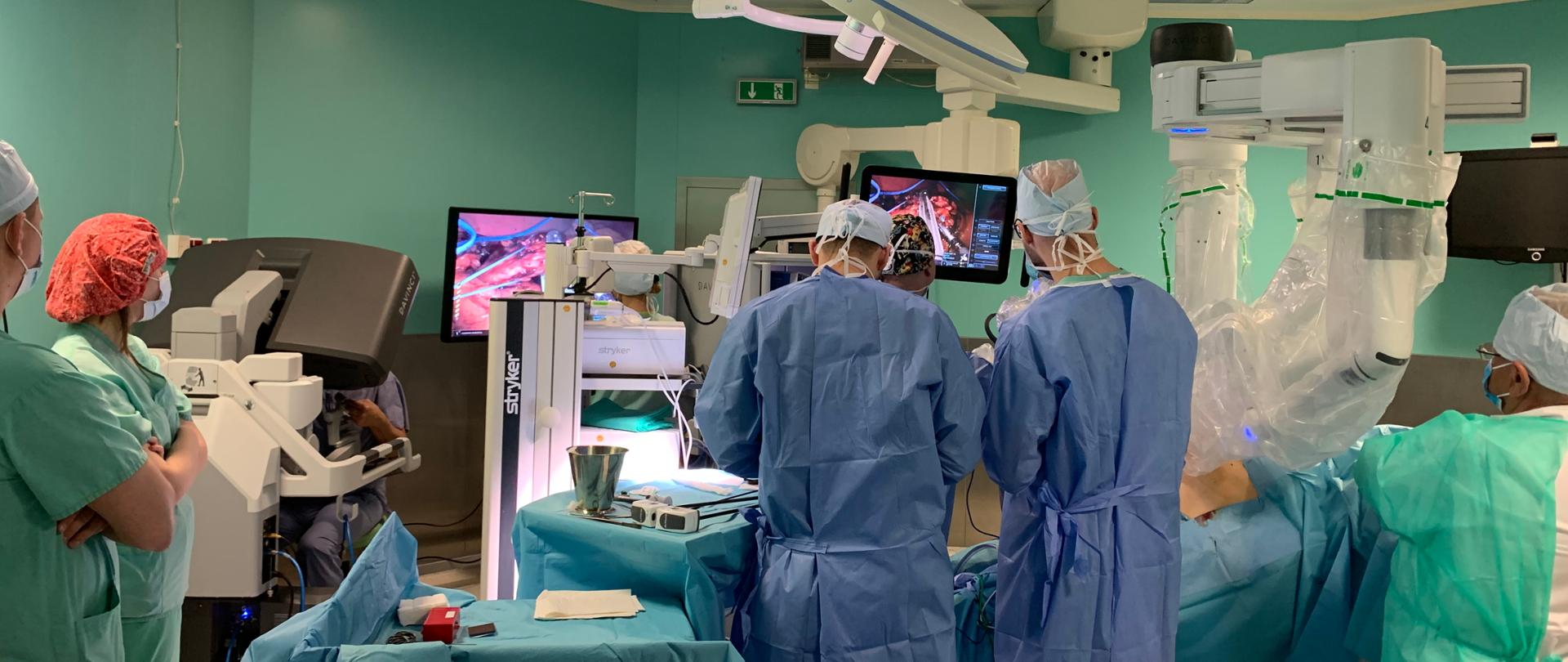 operacja trzustki, widok pola operacyjnego, asysta lekarska