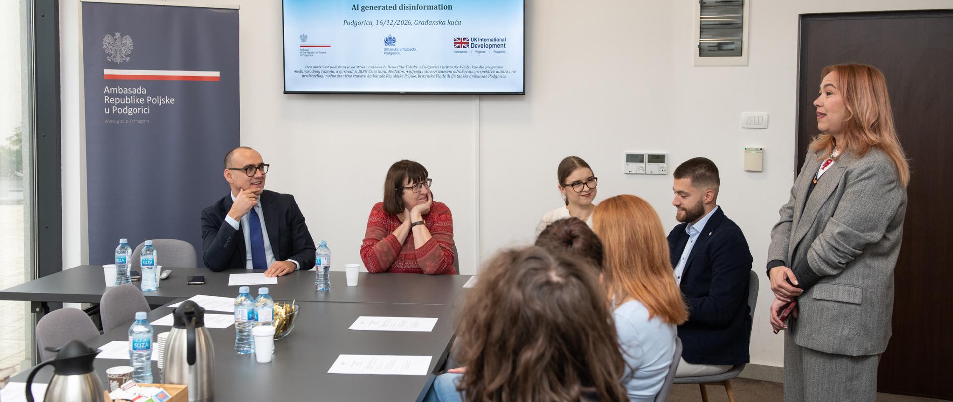 Učesnici i predavači tokom obuke za crnogorske novinare 