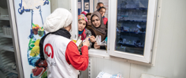 Bezpłatne leki są wydawane z okna apteki, mieszczącej się w osobnym kontenerze w obozie Qushtapa. Polska Misja Medyczna zwiększyła ponad dwukrotnie dostawy leków, lekarze klinki leczą miesięcznie ponad 2600 pacjentów. Farmaceutka Farah Khawaja Shahid wydaje leki kobietom. Farah mówi po arabsku i kurdyjsku, podobnie jak wszyscy pracownicy kliniki mobilnej, aby móc komunikować się z pacjentami z Syrii i Iraku.