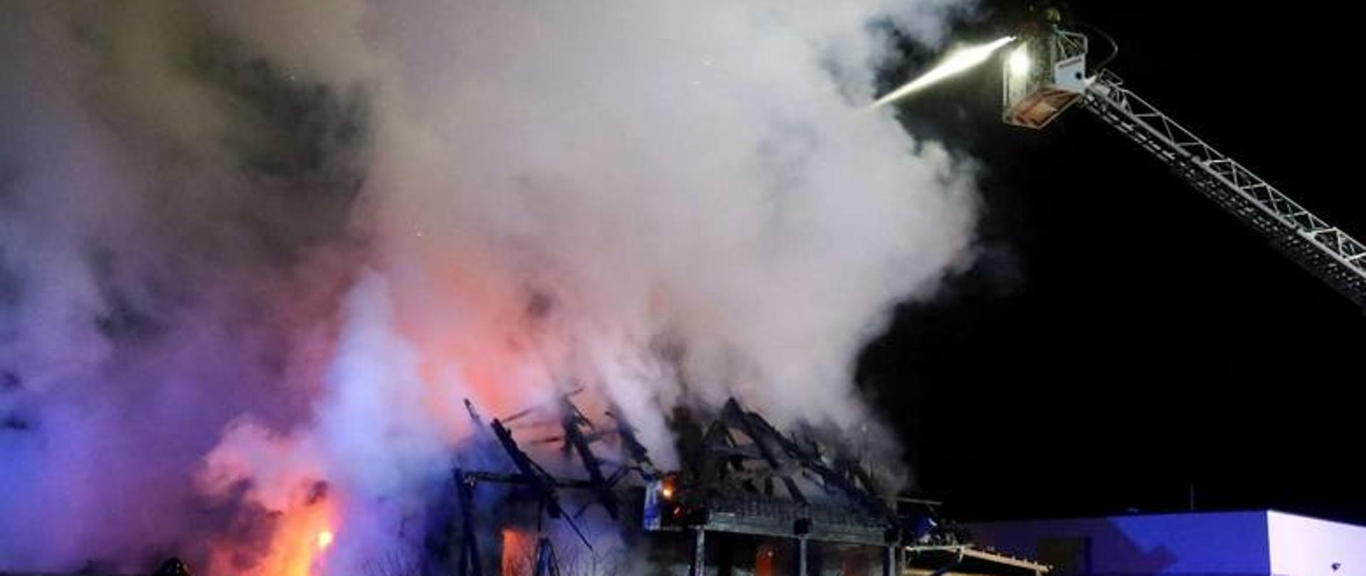 Strażacy gaszą nocą pożar domu