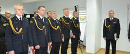 zbiórka strażaków , w pierwszym szeregu strażacy w umundurowaniach galowych