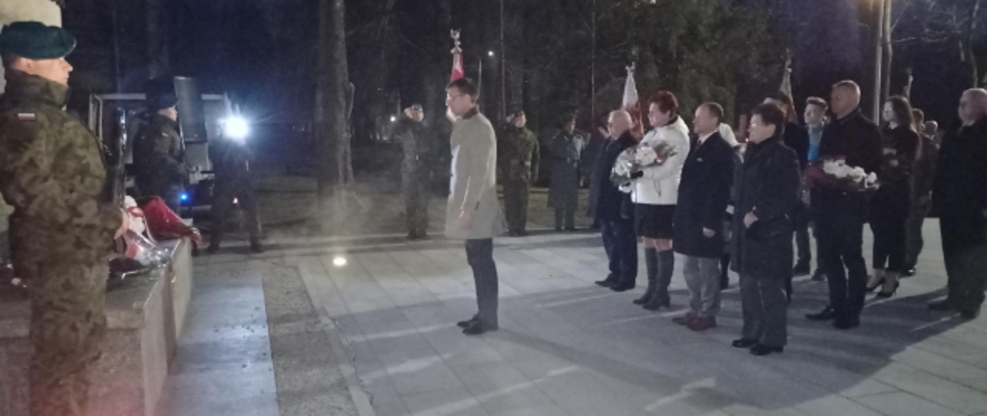 Na zdjęciu widać kobiety i mężczyzn