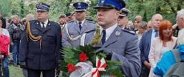 Delegacja służb ministerstwa Spraw Wewnętrznych i Administracji składa wieniec pod grobami "Inki" i "Zagończyka".