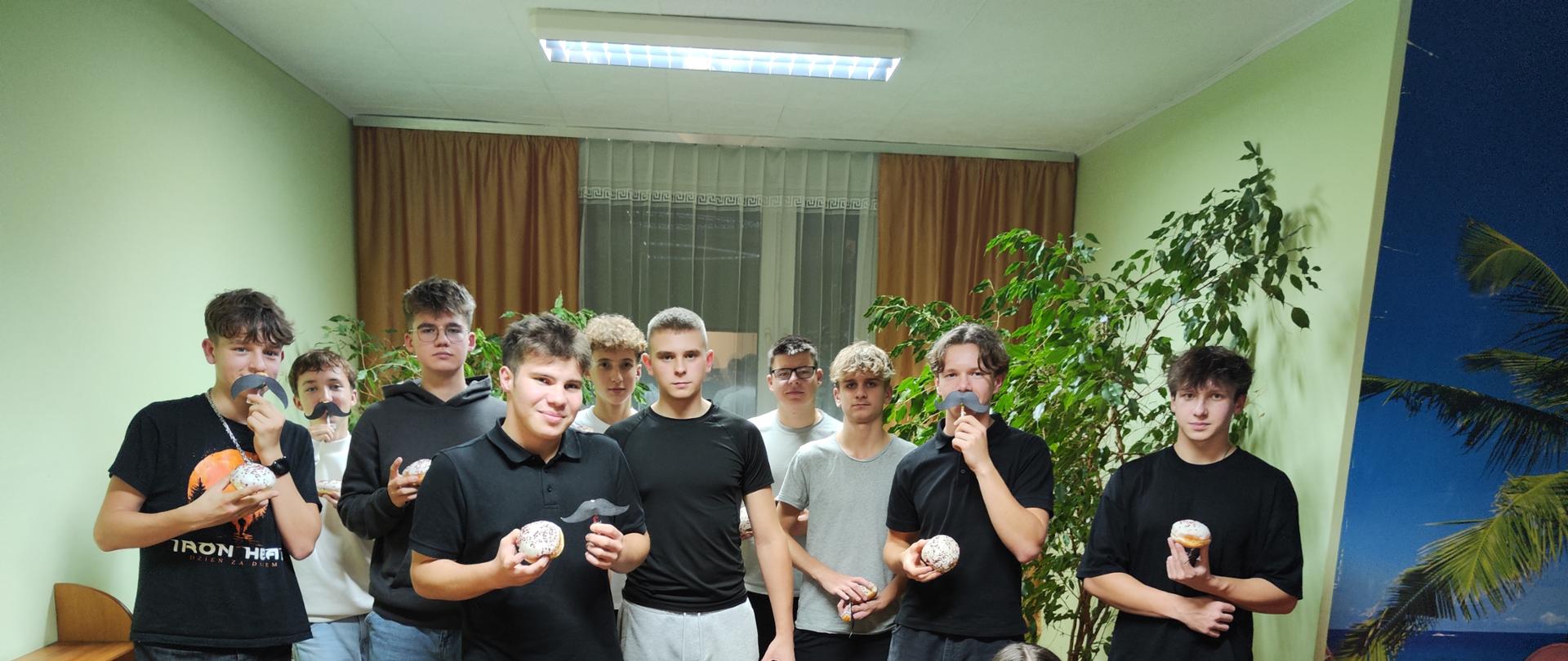 Na zdjęciu mieszkańcy bursy podczas obchodów Dnia Chłopaka