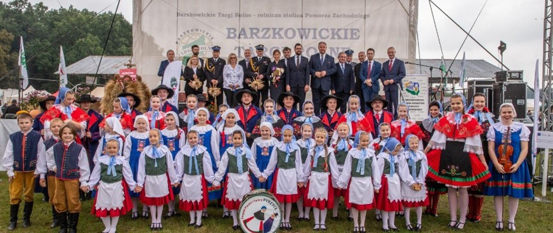 zespół młodzieżowy w tle na scenie m.in. Komendant Wojewódzki PSP, Komendant Powiatowy PSP oraz Komendant Powiatowy Policji 