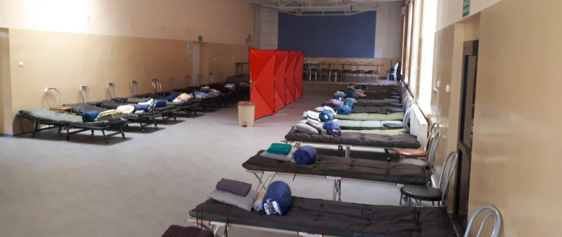 Widok miejsc noclegowych przygotowanych dla uchodźców.