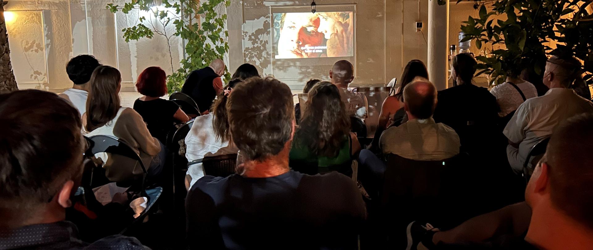 Dekalog , ,,kino w ogrodach ambasady ''