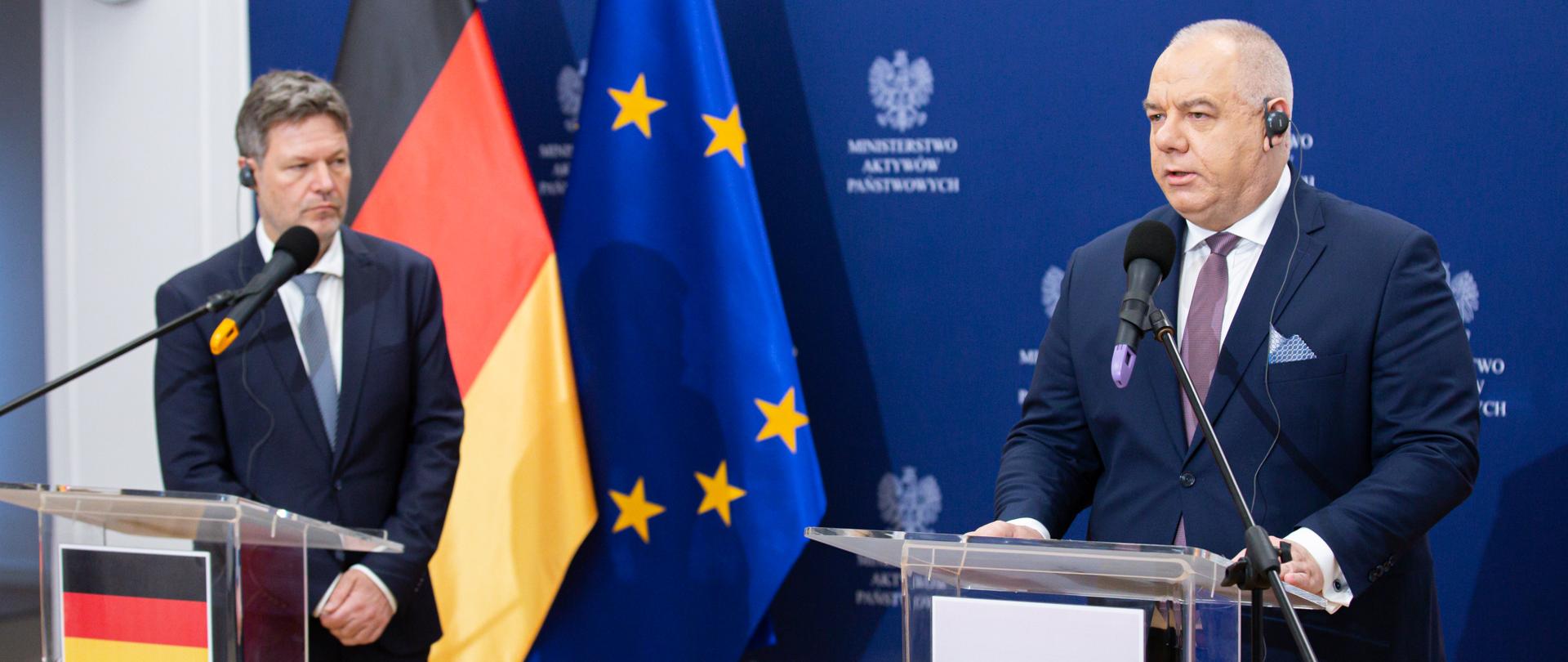 Od lewej przy mównicach: wicekanclerz Niemiec Robertem Habeck oraz wicepremier Jacek Sasin. W tle granatowa ścianka z logotypem MAP. Od lewej flagi: Niemiec, UE.