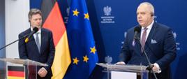 Od lewej przy mównicach: wicekanclerz Niemiec Robertem Habeck oraz wicepremier Jacek Sasin. W tle granatowa ścianka z logotypem MAP. Od lewej flagi: Niemiec, UE.