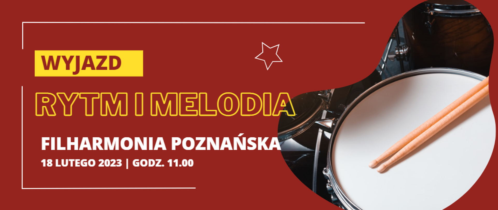 Plakat przedstawia informację o koncercie w filharmonii poznańskiej. Po lewej znajduje się tekst w kolorze białym i żółtym, a po prawej zdjęcie werbla z dwoma pałkami. Całość jest na czerwonym tle. 
