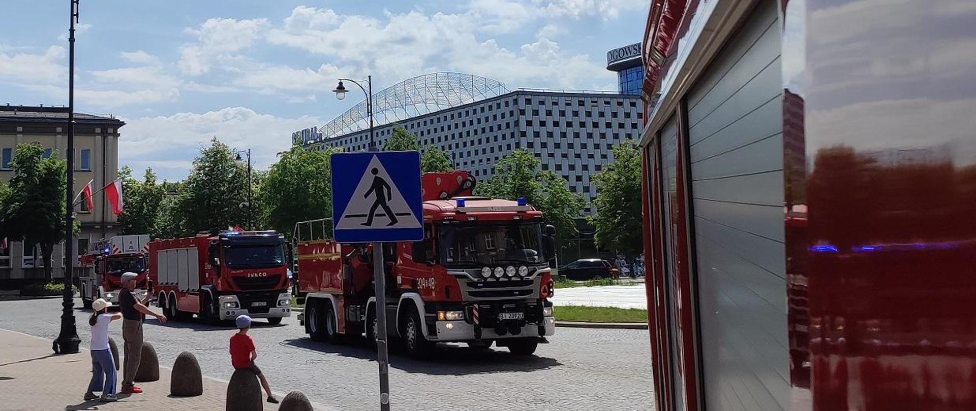 Przejazd kolumny pojazdów pożarniczych ulicami Białegostoku