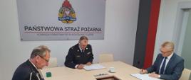 Na zdjęciu strażacy i przedstawiciele gminy podpisują dokument
