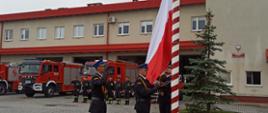 Zdjęcie przedstawia poczet flagowy na terenie JRG2
