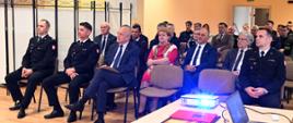 strażacy oraz zaproszeni goście samorządowcy słuchają wystąpienia