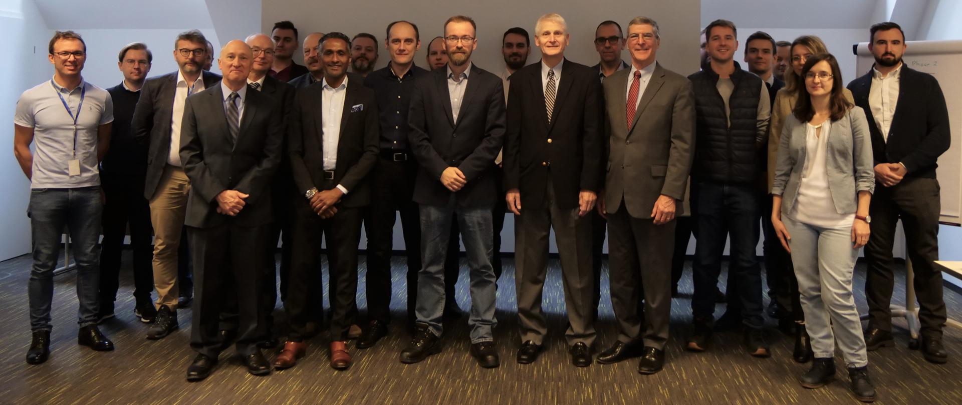 Uczestnicy warsztatów - eksperci z Komisji Dozoru Jądrowego Stanów Zjednoczonych Ameryki (US NRC) oraz Państwowej Agencji Atomistyki stoją w grupie