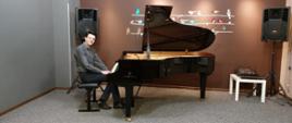 Bartosz Wiśniewski przy fortepianie
