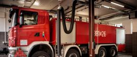 Czerwony wóz strażacki stoi w wyremontowanym garażu JRG nr 1 w Wałbrzychu